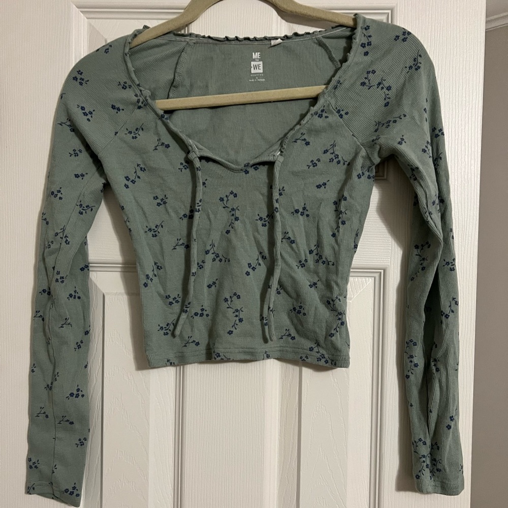 PacSun Me to We light green lettuce edge long sleeve front tie top.